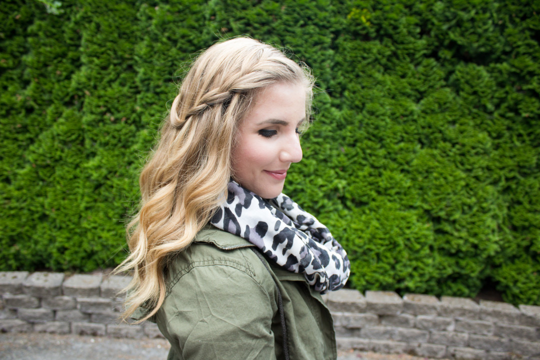 Cute fall outfit! Love the pop of color withthe hot pink earrings and the fun print of the scarf! Perfect back to school outfit essentials